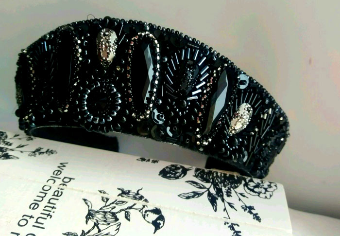 Продуктът може да се закрепи не само с еластична лента, но и с широка лента