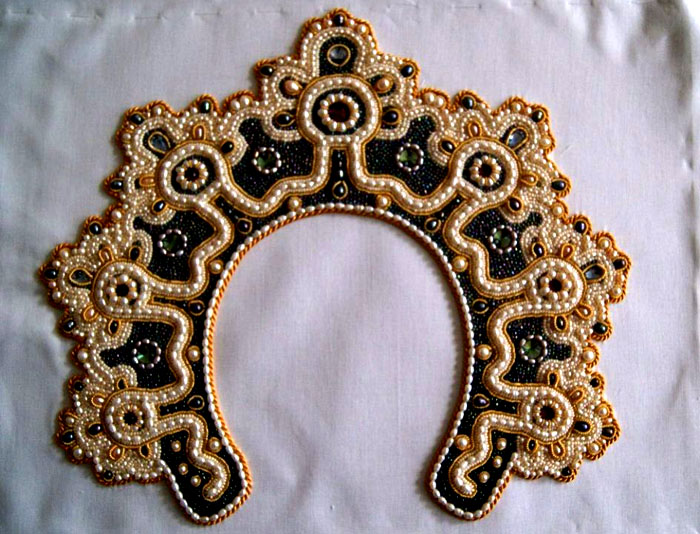 Народните шапки може да не са украсени с нищо. За такива опции се избира пъстра тъкан.