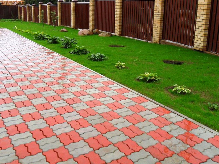 Ένα ενδιαφέρον σχέδιο μπορεί επίσης να δημιουργηθεί με τη βοήθεια μη αξιοσημείωτων πλακιδίων δρόμου. Επίστρωση πλακών στην αυλή ενός ιδιωτικού σπιτιού: φωτογραφία