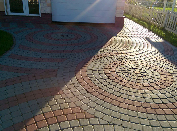 Η κυκλική διακόσμηση με πλακόστρωτα απαιτεί πολύ χρόνο