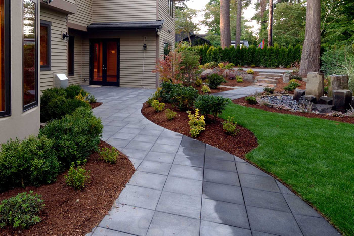 Η κλασική έκδοση του πεζοδρομίου για την αυλή εξακολουθεί να ισχύει