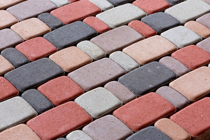 Ένα ενδιαφέρον αποτέλεσμα επιτυγχάνεται με την εναλλαγή μικρών πλακιδίων με μεγάλα