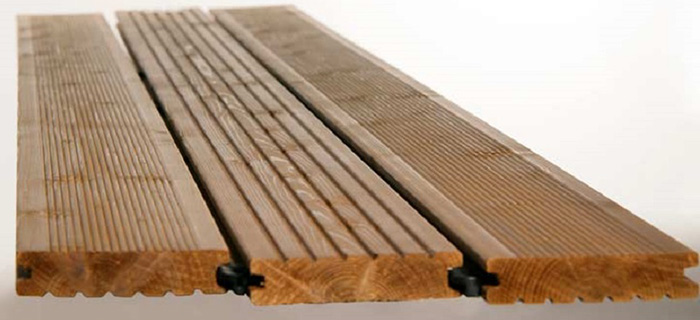 Decking gemaakt van massief hout, de jaarringen zijn duidelijk zichtbaar in de sectie