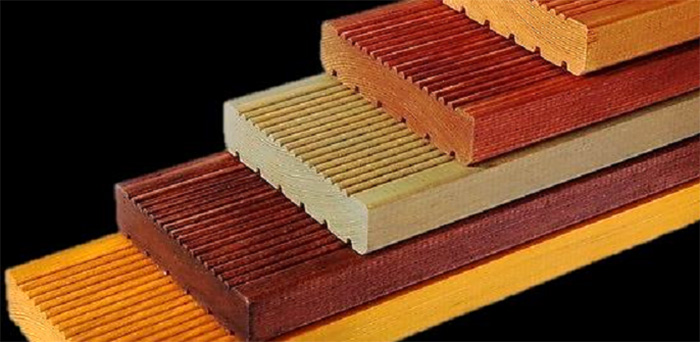 WPC-dek heeft een uniforme structuur aan het uiteinde