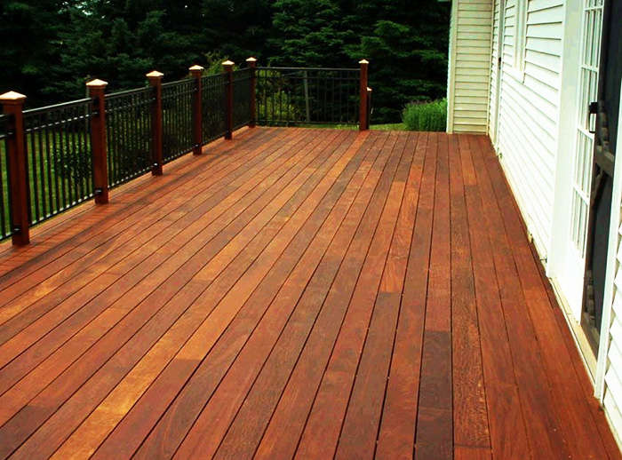 Massief houten dek is onregelmatig van kleur