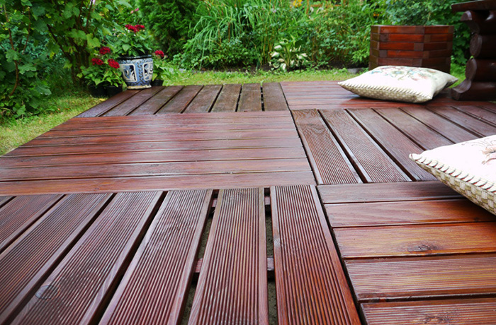 Een van de soorten terrasplanken, tuinparket, kan eenvoudig op een grindbasis worden gelegd