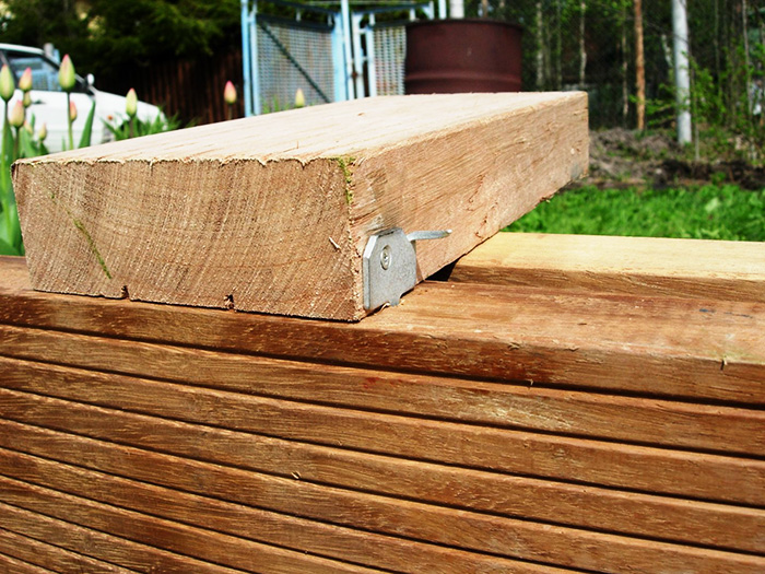 Gesloten methode voor het bevestigen van massief houten terrasplanken