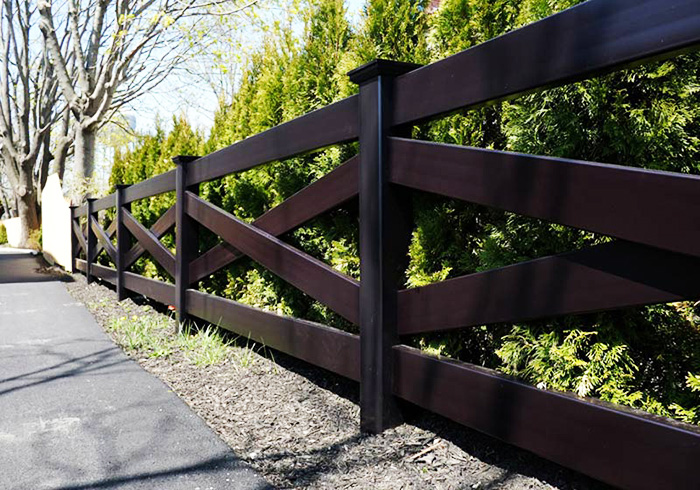 Terrasplanken van massief hout of met gesloten randen kunnen niet alleen worden gebruikt voor het bekleden van vloerbedekkingen