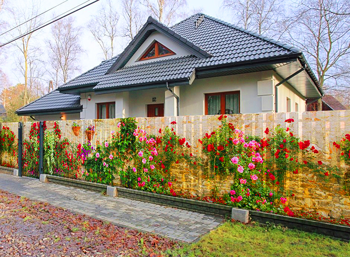 Blumenmuster auf dem Zaun aus haltbarem Metallprofil