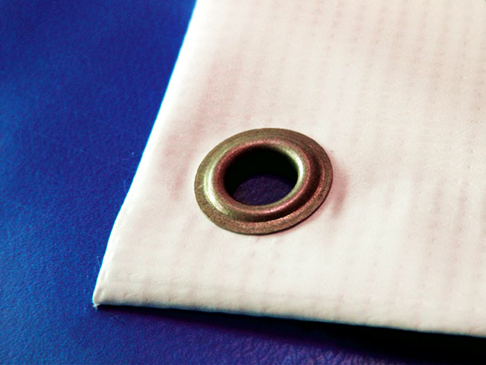 Zu große Ösen garantieren keine sichere Befestigung des Fotorasters