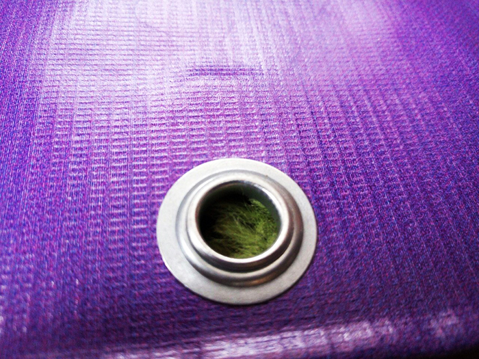 Bei der Installation von Ösen sollten 1,5 bis 2 cm vom Rand zurückgezogen werden