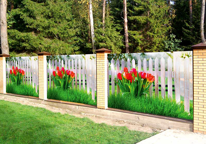 Hervorragende Nachahmung eines Lattenzauns mit ungewöhnlicher Dekoration