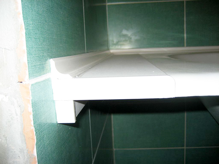 Συνήθως, οι επιλογές αφρού έχουν πυκνή δομή. Για την εγκατάσταση τέτοιου είδους, είναι καλύτερο να χρησιμοποιήσετε ένα ελάχιστο στρώμα κολλητικής βάσης.