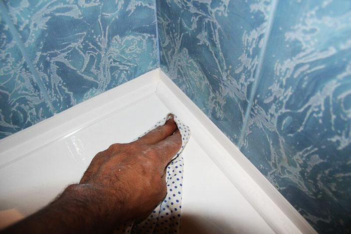 Μετά από κάθε μπάνιο, είναι καλύτερο να σκουπίσετε τους αρμούς με ένα στεγνό πανί ή πετσέτα