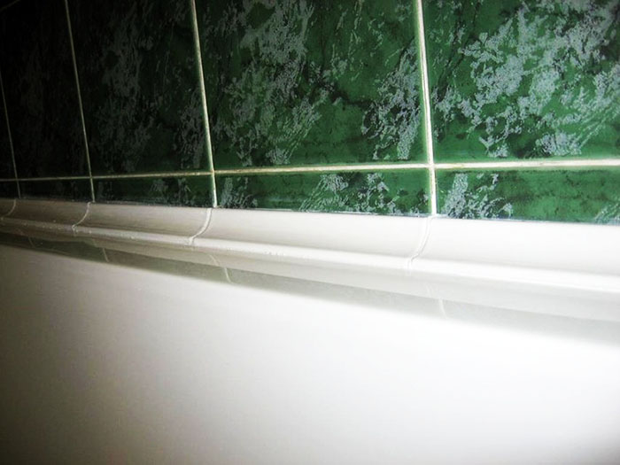 Ένα τέτοιο πλίνθο, όπως στη φωτογραφία, συνιστάται να εγκατασταθεί σε μέρη όπου το άκρο της μπανιέρας έχει επαρκές πλάτος