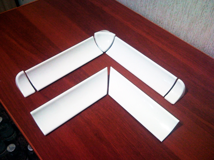 Είναι καλύτερο να επιλέξετε μοντέλα με ειδικά γωνιακά μέρη. Είναι πιο βολικό για τους αρχάριους να εργάζονται με τέτοιες κατασκευές.