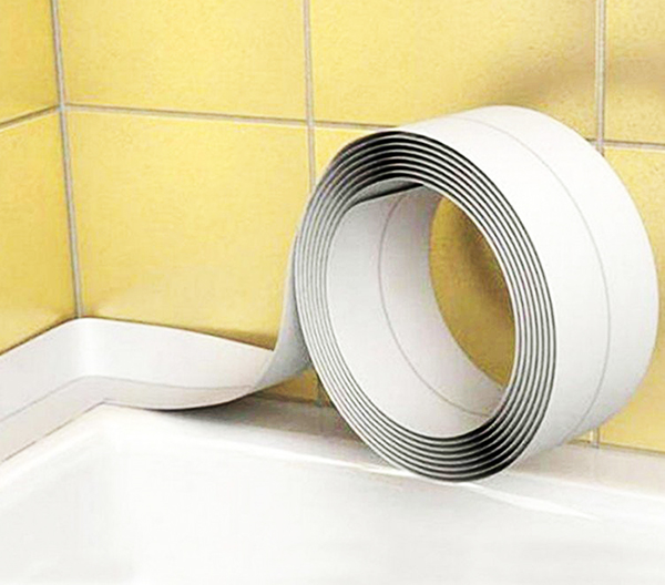 Τέτοιο υλικό ταιριάζει μερικώς. Κατά την αφαίρεση του προστατευτικού στρώματος, σχηματίζεται μια γωνία: πηγαίνει στον τοίχο και στην άκρη του λουτρού