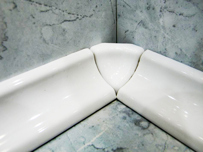 Η διακόσμηση μπάνιου με τέτοιο περίγραμμα είναι κατάλληλη για οποιαδήποτε διάταξη της περιοχής κολύμβησης