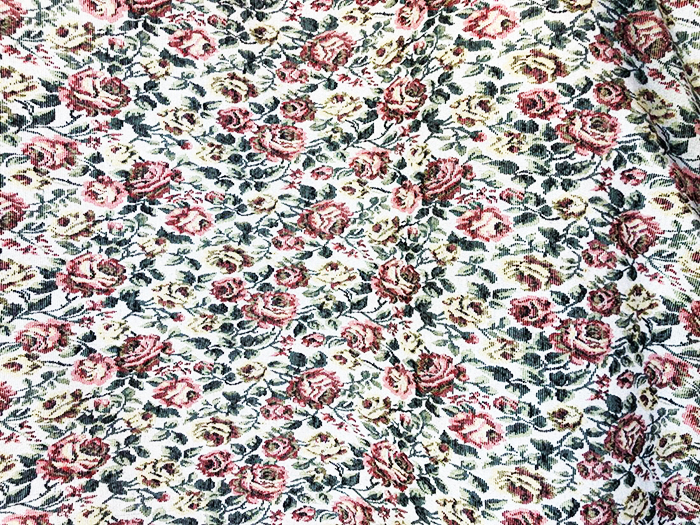 Традиционният модел за гоблен е повтарящ се флорален орнамент.