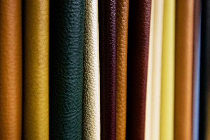 Естествената кожа, използвана като тапицерия за мебели, превъзхожда повечето технически и естествени материали по технически и естетически параметри, но изисква по-внимателни и специфични грижи