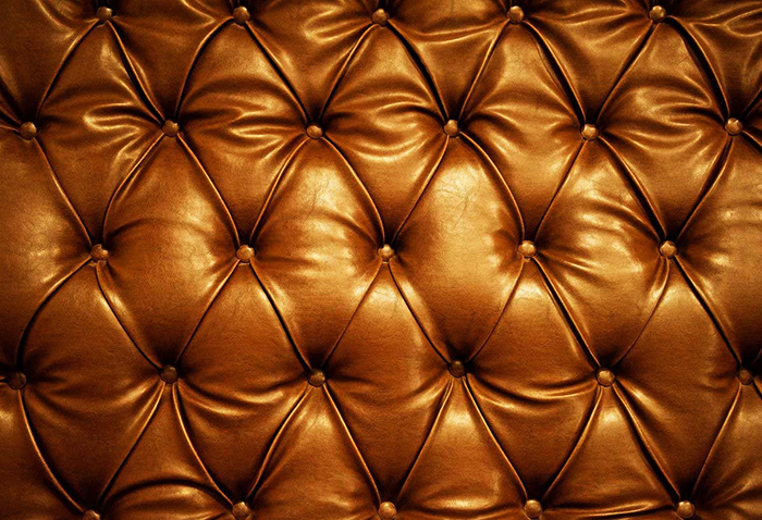 Декоративните свойства на естествената кожа не се ограничават само до рисуване, релефът и образуването на релеф са не по-малко ефективно средство за художествена декорация