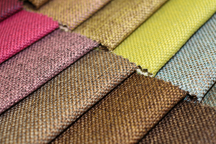 Рогоза имитира грубата текстура на чул, може да бъде обикновена или многоцветна, подходяща за тапицерия на мебели в селски стил