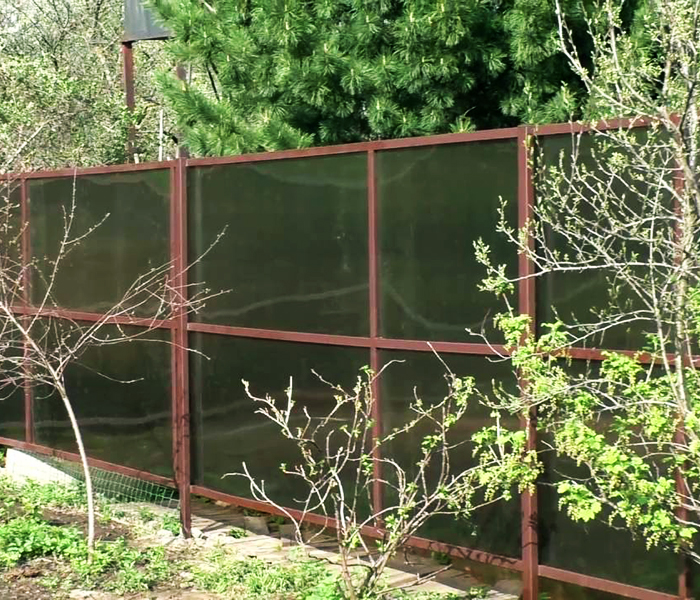 คุณสามารถใช้โพลีคาร์บอเนตสำหรับรั้ว