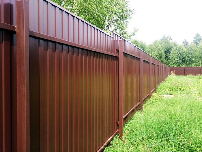 บรรทัดฐานสำหรับความสูงของรั้วระหว่างเพื่อนบ้านในภาคเอกชนต้องนำมาพิจารณาเมื่อออกแบบ