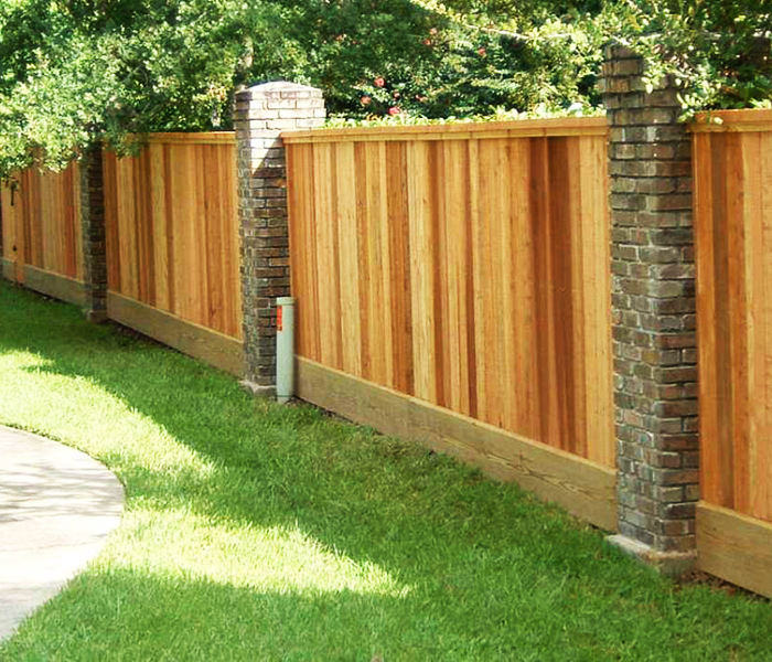 มันจะดีกว่าถ้าติดตั้งรั้วดังกล่าวจากด้านหน้าของสนาม