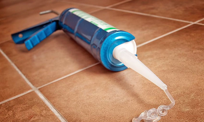 Transparentes Silikondichtmittel kann sowohl als Grundmörtel als auch als Reparaturmasse auf einem farbigen Untergrund verwendet werden