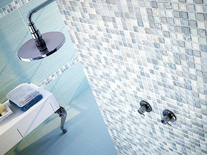 Glasmosaikfliesen werden mit klarem oder weißem Mörtel kombiniert