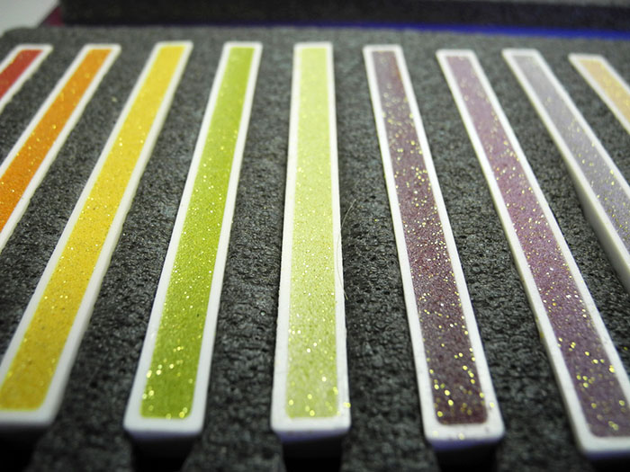 Beim Mischen von Epoxidmörtel mit metallischem Glitzer erhalten die Fugen einen besonderen visuellen Effekt