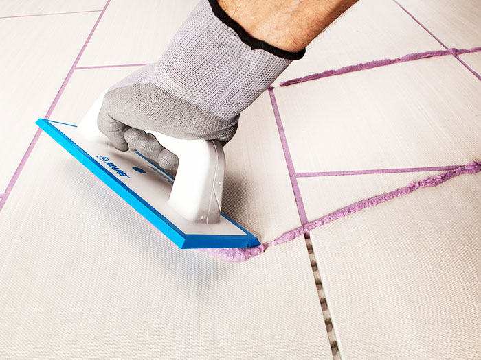 Beim Füllen breiter Fugen (mehr als 5 mm) wird empfohlen, mit feinem Quarzsand zu mischen