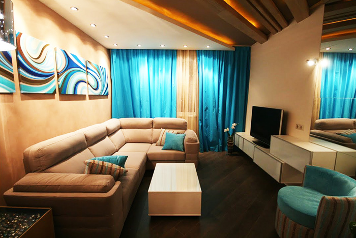 Die Farbe der Oberfläche ist sehr wichtig. Nur dank einer gut ausgewählten Palette können Sie die meisten Probleme bei der Gestaltung des Wohnzimmers lösen