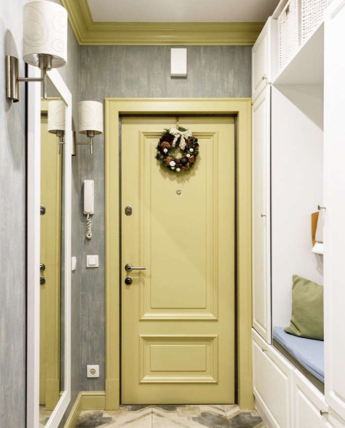 Schönes Design eines kleinen Flurs in Chruschtschow