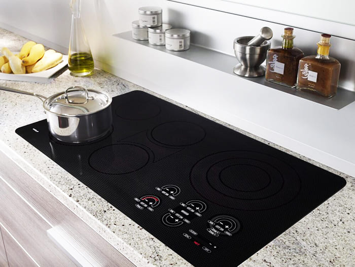 Alcuni piani cottura a induzione hanno l'aspetto di un tappetino in gomma strutturale sul lato