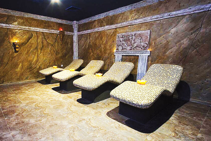 Reiche Menschen in römischen Bädern versuchen seit langem, Sonnenliegen mit Glas oder kleinen Keramikfliesen auszurüsten.