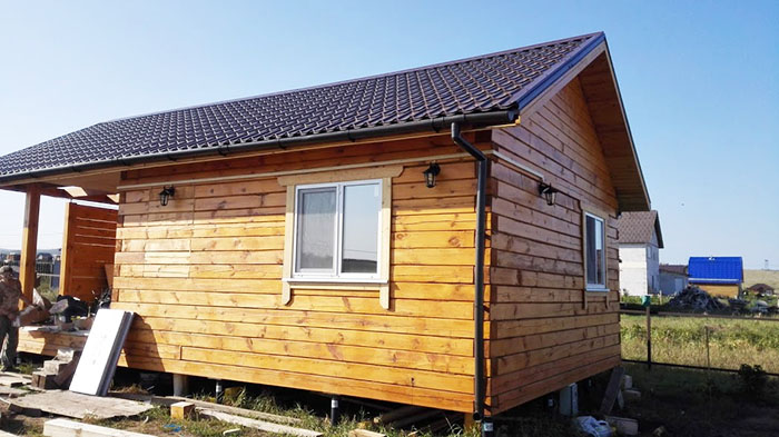 Eine gute Option für ein Dampfbad auf Pfählen