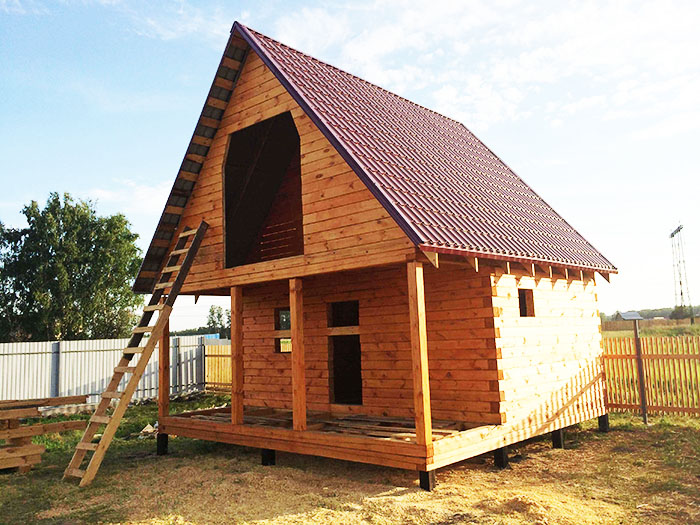 Geplantes Holzdampfbad mit interessantem Design und Dachboden