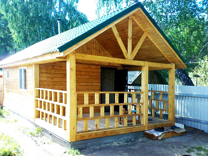 Veranda-Geländer können mit Balustern oder anderen Dekorationen hergestellt werden