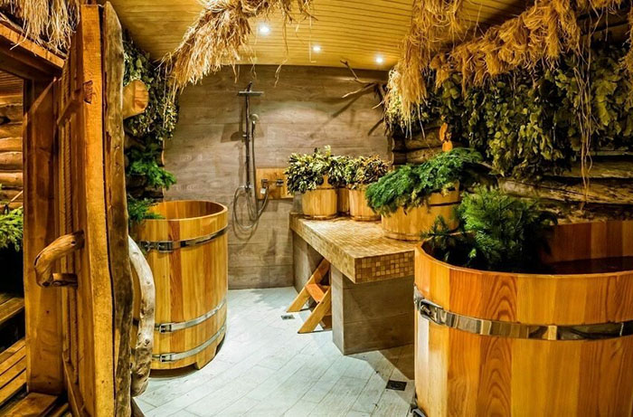 Im russischen Bad werden oft natürliche Aromen verwendet, daher ist es notwendig, Nischen für sie bereitzustellen