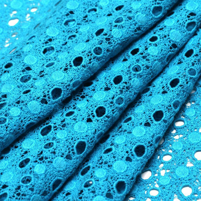 Порестата полиамидна тъкан се използва за шалове