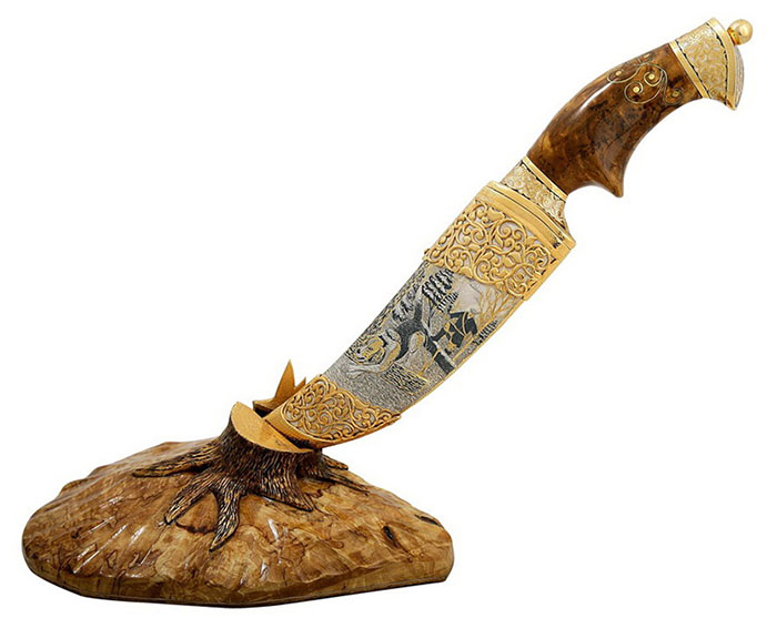 Интересен модел стойка от професионални майстори за колекционерски остриета