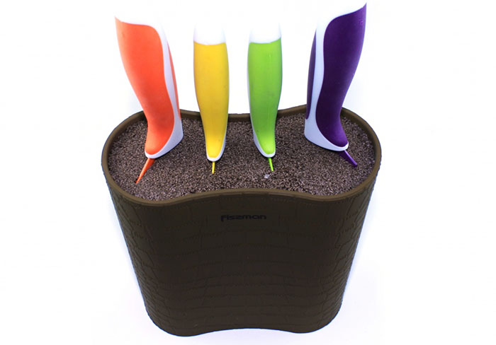 Ножовете могат да се поставят в такива стойки по всеки удобен начин. Формирайте шаблон, например, ако количеството позволява