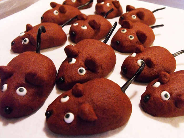 Можете да използвате метални шишчета на опашка. Тогава е удобно да вземете бисквитки за тях