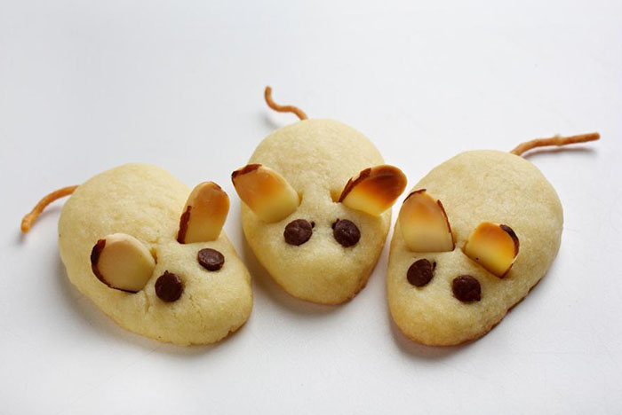 Опашките на мишката могат да бъдат направени от едно и също тесто