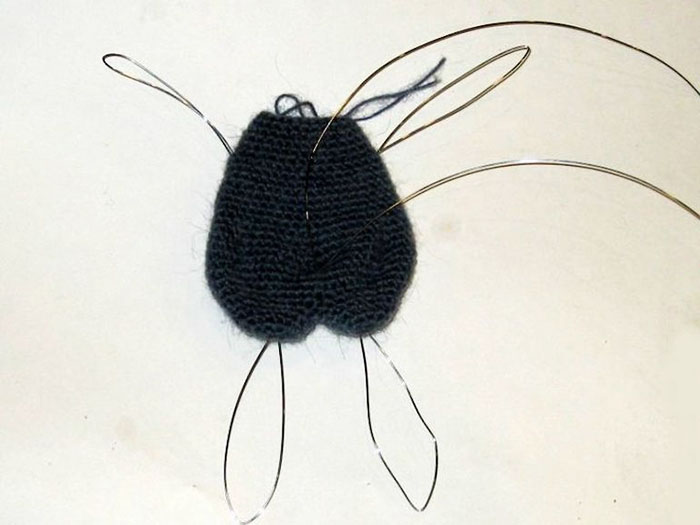 Лапите и опашката на мишката са завързани с розова гладка прежда. Тези детайли трябва да се открояват добре на фона на торса.