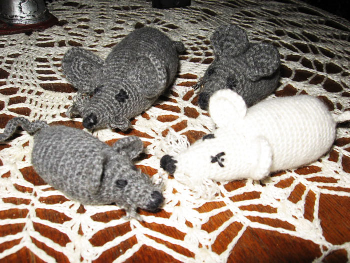 По-добре е всеки плетен плъх или мишка да направи очи и нос от конци. Те няма да се откъснат или да се изгубят. Ако използвате мъниста, можете също да ги фиксирате с конец.